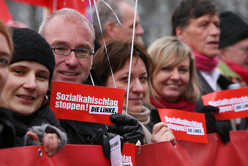 Fraktion DIE LINKE zeigt Sparpaket die Rote Karte